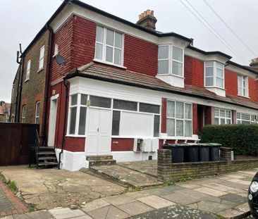 3 bedroom flat to rent - Photo 3