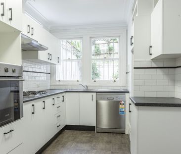 A freestanding Victorian charmer - Photo 5