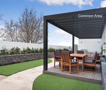 MGM MARTIN – MODERN SPLIT-LEVEL APARTMENT IN THE HEART OF MASCOT (E... - Photo 4