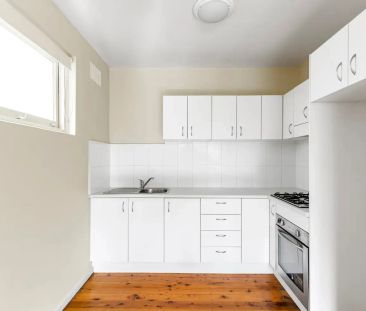 Bright One Bedder with Car Space in Freshwater - Photo 1