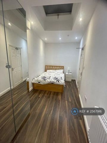 1 bedroom in a house share to rent - Photo 3
