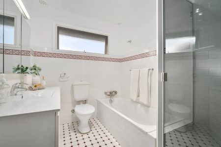 Light Filled Family Home in a Quiet Penshurst Pocket - Photo 3