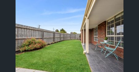 Chic Modern Living in Private Setting - Photo 5