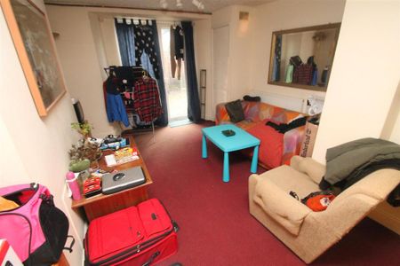 3 bedroom ground floor flat to rent - Photo 2