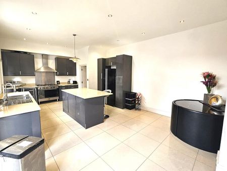 1 bedroom in a house share to rent - Photo 2