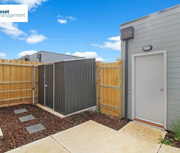Three Bedroom Modern Living Townhouse in Werribee! - Photo 3