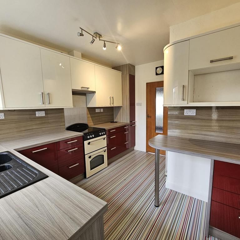 4 bedroom detached house to rent - Photo 1