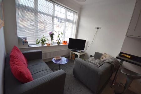 To Rent Charminster Road, Charminster, Bournemouth, BH8 £1,695 pcm Tenancy Info - Photo 2