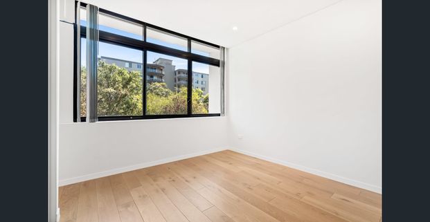 Stylish sunny apartment in outstanding location - Photo 1