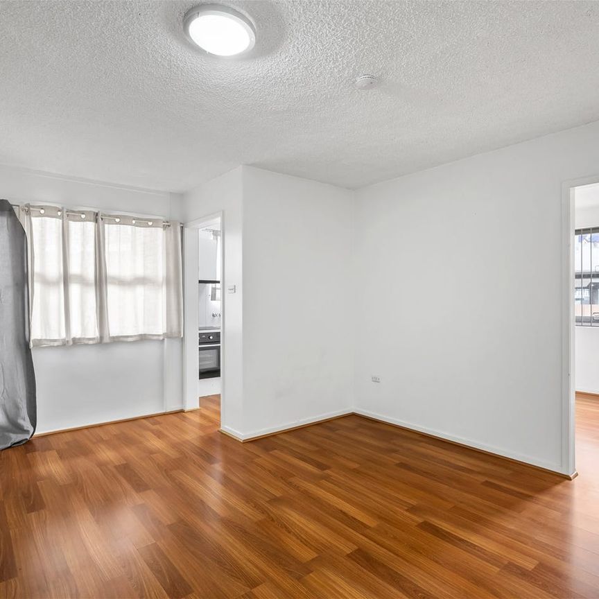 Retro Charmer Right In The Heart Of It All - Photo 1