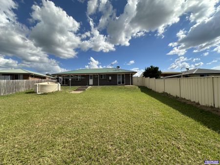 FURNISHED MODERN 4 BEDROOM, FULLY SERVICED, DOUBLE GARAGE, FENCED YARD! - Photo 3