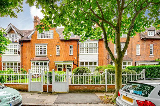 This is a beautifully finished and well proportioned Bedford Park House with a lovely large garden - Photo 1