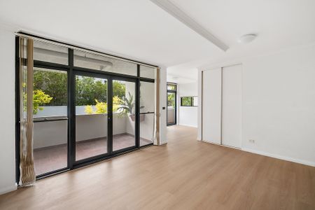 Oversized one-bedder with study or home office - Photo 2