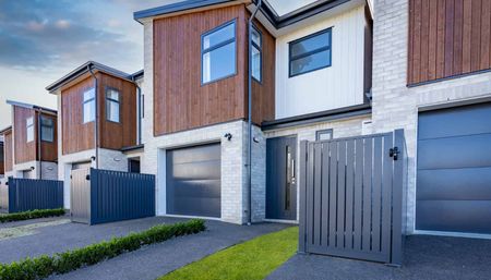 Gorgeous Family Home on Swayne - Photo 2