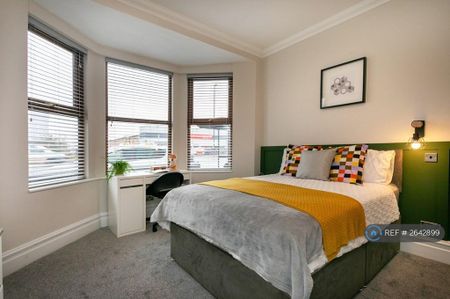 1 bedroom in a house share to rent - Photo 2