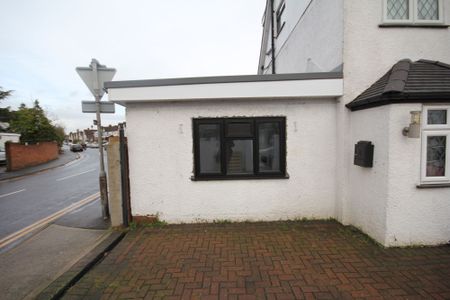 Uxbridge Road, Uxbridge, UB10 - Photo 5