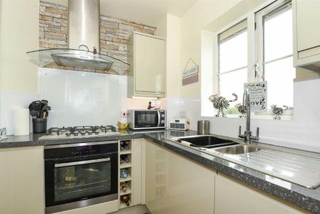 3 bedroom semi-detached house to rent - Photo 3