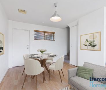 Unique Top-Floor Double-Storey Unit in Prime Woolloongabba Location - Photo 4