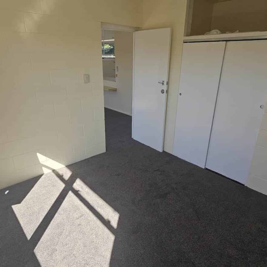 Easy Living on Edmund Hillary!! - Photo 1