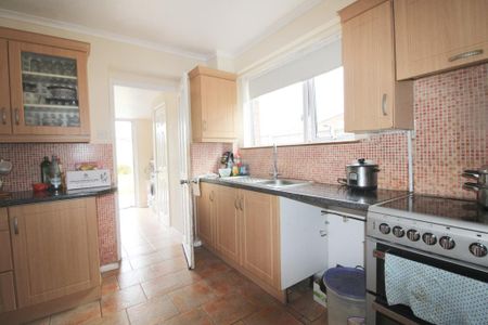 3 bedroom semi-detached house to rent - Photo 5