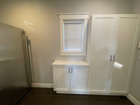 Beautiful Contemporary Upper House/Three Bedrooms Plus Den - Photo 2