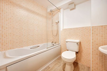 2 bed flat to rent in Royal Court Drive, Bolton, BL1 - Photo 2