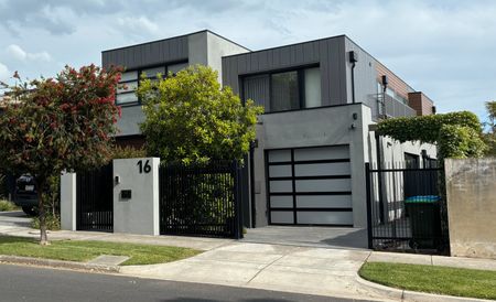 LUXURIOUS EXECUTIVE HOME WITH THE BEACH AT THE END OF THE STREET - Photo 3