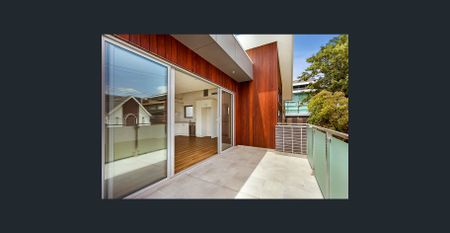 Modern and low maintenance townhouse - Photo 4