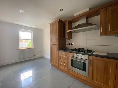 4 bedroom semi-detached house to rent - Photo 5