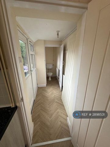 3 bedroom terraced house to rent - Photo 5