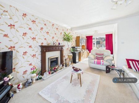 3 bedroom detached house to rent - Photo 2