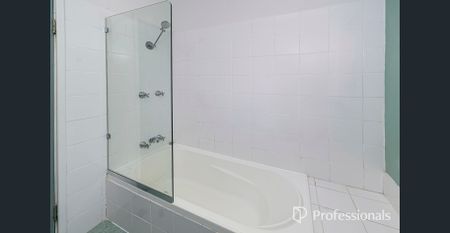 Charming 3-Bed Home with Spacious Yard in Medina - Photo 4