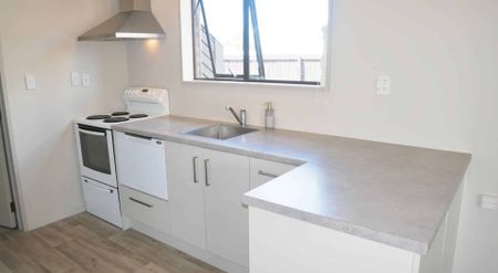 ST ALBANS - 2 BEDROOM STAND-A-LONE TOWNHOUSE, IMMACULATE THROUGHOUT - Photo 4