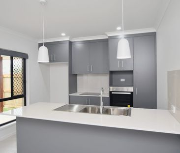 MODERN HOME IN FAMILY ESTATE! - Photo 6