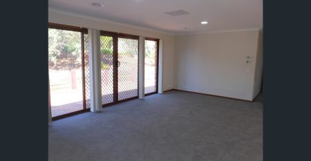 Spacious Family Home - Sought After in Sans Souci Drive! - Photo 2