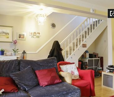 Cozy room to rent in 3-bedroom house in Ballymun, Dublin - Photo 3