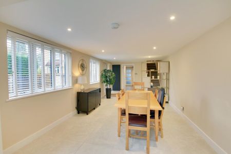 4 bedroom detached house to rent - Photo 3