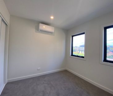 Nearly New 4 Bedroom Luxury Townhouse in Knoxfield! - Photo 6