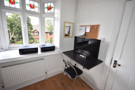 Room in a Shared House, Burgess Road, SO16 - Photo 3