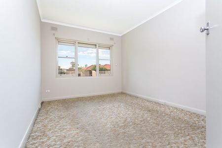 Spacious 3-Bedroom Home with Rumpus Room in Family-Friendly Brahma Lodge - Photo 2