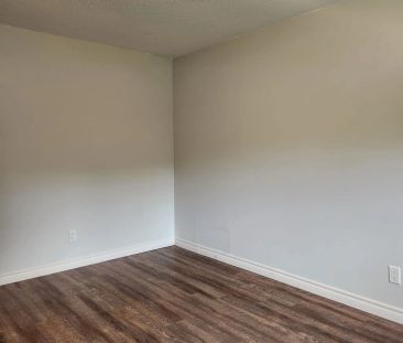 Detached Home For Lease | X8490114 - Photo 2