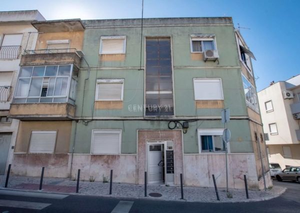 T2 no centro de Alverca com duas frentes e ar condicionado