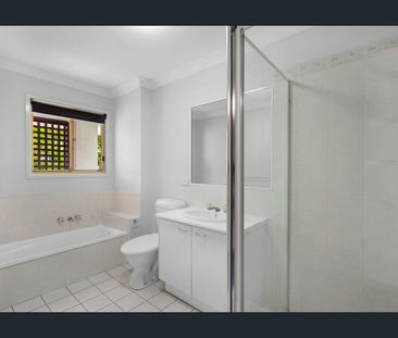 3 BEDROOM TOWNHOUSE, LOCATED IN THE ARUNDEL LINKS GATED COMPLEX!! - Photo 2