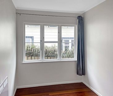 RENOVATED 3-BEDROOM KARORI HOME! - Photo 2