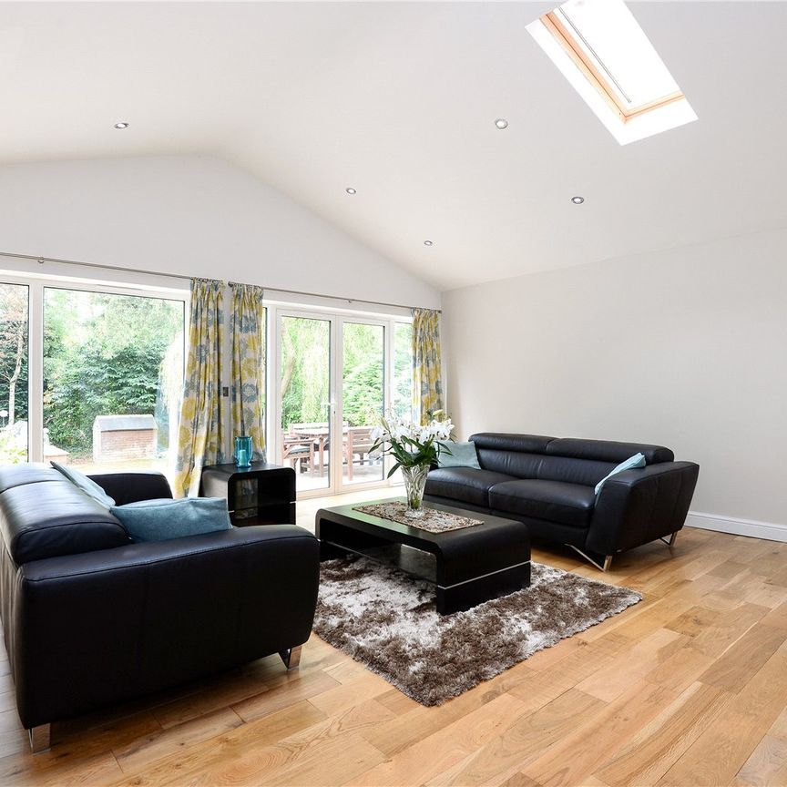 5 bedroom House in Copped Hall Drive, Camberley - Photo 1