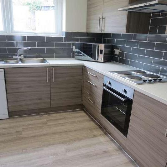 Bedroom Detached House In Bournemouth, BH9 - Photo 1