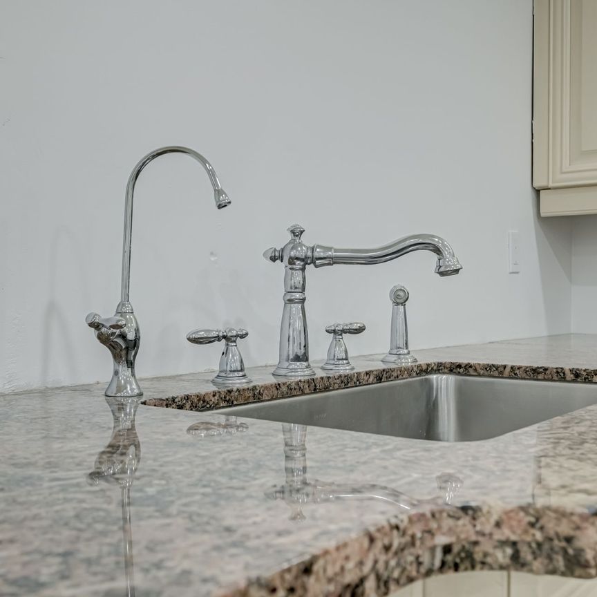 For Lease - 5 Bayswater Avenue, Richmond Hill, Ontario - Photo 1