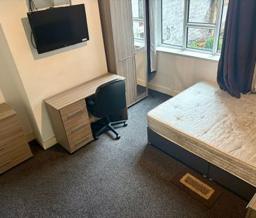 1 bedroom in a house share to rent - Photo 2