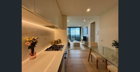 Modern One-Bedroom Apartment with Stunning Bay & City Views - Photo 3