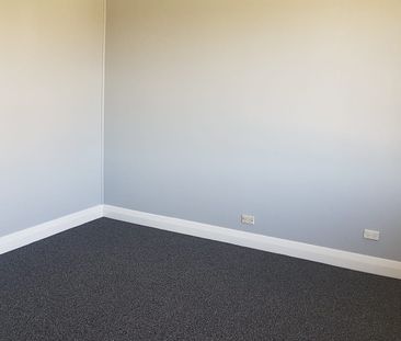 Partially renovated pet friendly family home - Photo 4